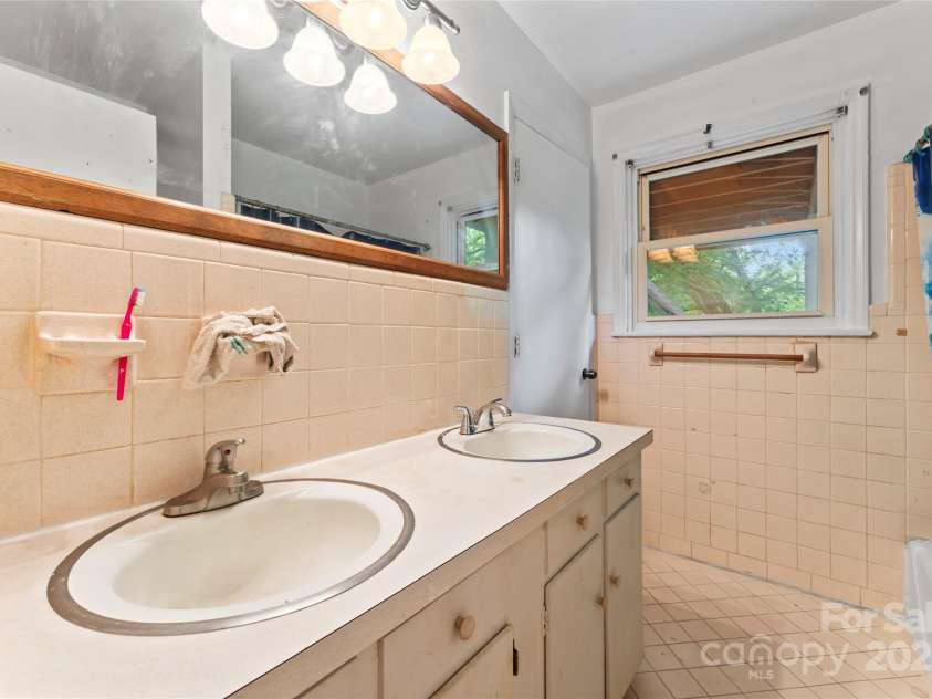 2255 Milton Road, Charlotte, NC 28215.  MLS# CAR4260696, YatesRealty ID 20509. 