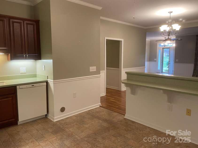 481 26th Avenue, Hickory, NC 28601.  MLS# CAR4326989, YatesRealty ID 2051. Breakfast Bar