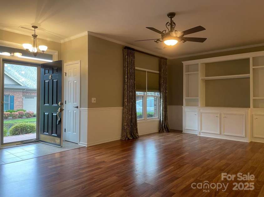 481 26th Avenue, Hickory, NC 28601.  MLS# CAR4326989, YatesRealty ID 2051. Great Rm/ Foyer