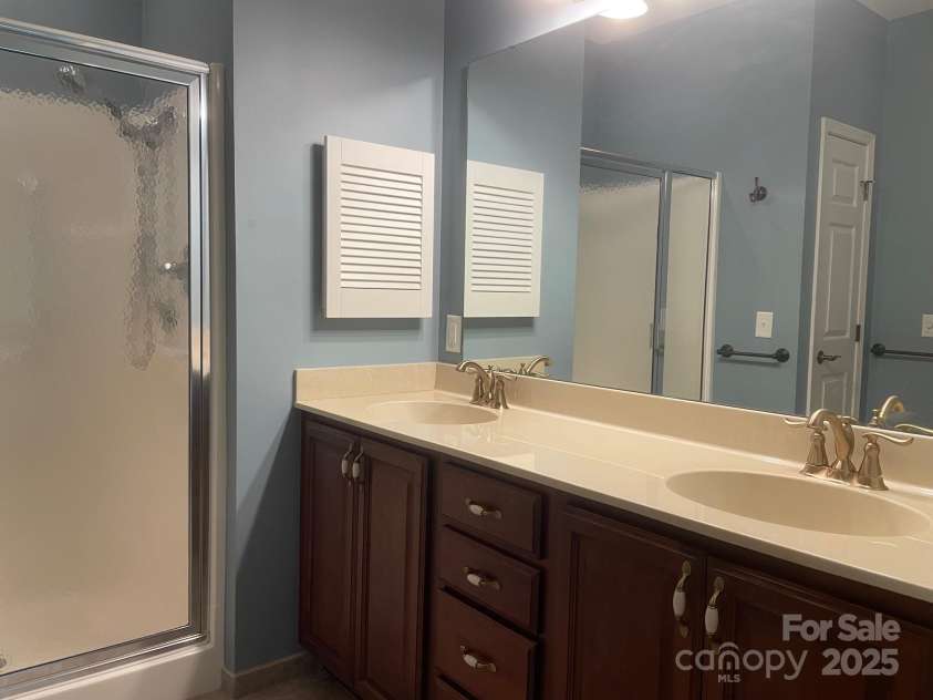 481 26th Avenue, Hickory, NC 28601.  MLS# CAR4326989, YatesRealty ID 2051. Primary Bath