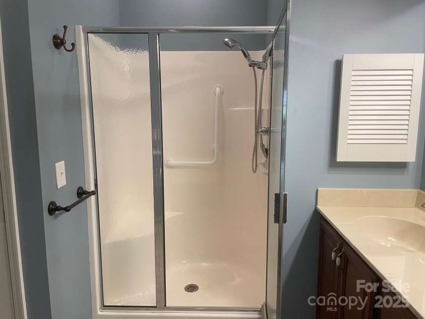 481 26th Avenue, Hickory, NC 28601.  MLS# CAR4326989, YatesRealty ID 2051. Primary Bath