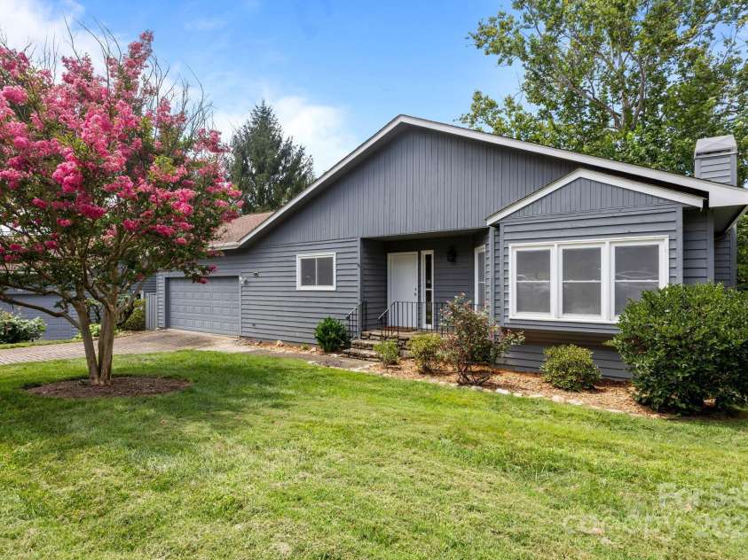 34 Larkspur Court, Asheville, NC 28805.  MLS# CAR4290659, YatesRealty ID 20514. 