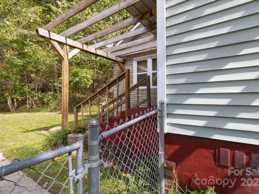 14840 US 25/70 Highway, Marshall, NC 28753.  MLS# CAR4314588, YatesRealty ID 20516. 