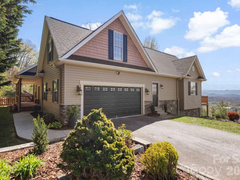76 Distant View Drive, Asheville, NC 28803.  MLS# CAR4368722, YatesRealty ID 20518. 