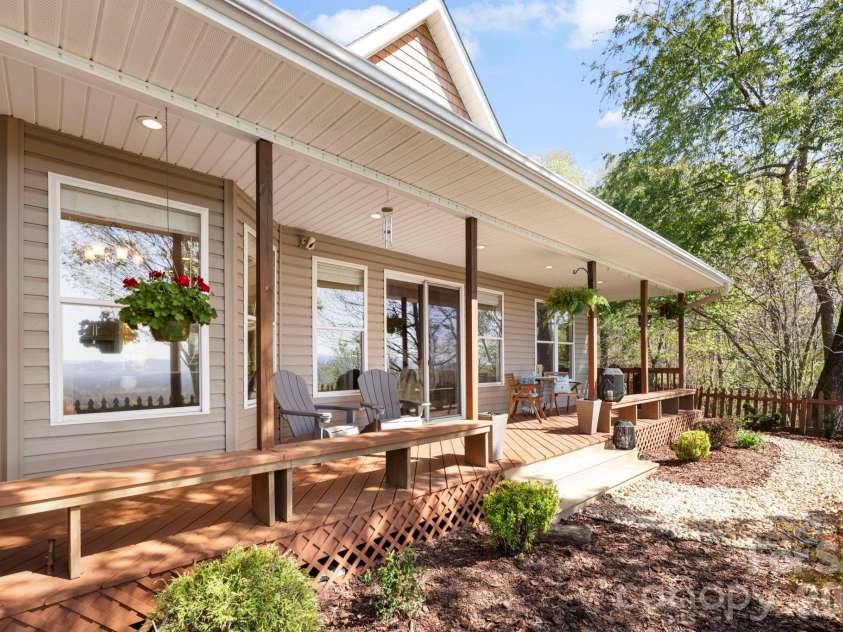 76 Distant View Drive, Asheville, NC 28803.  MLS# CAR4368722, YatesRealty ID 20518. 