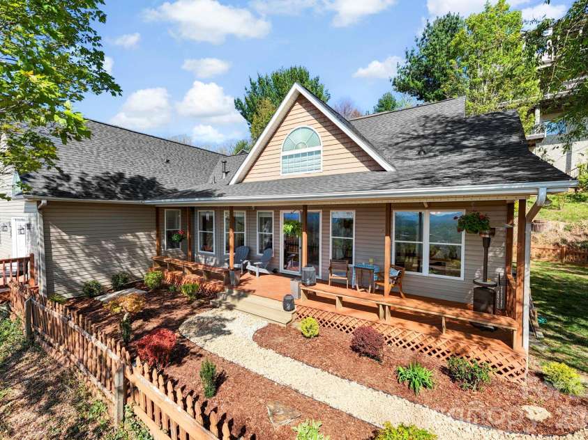 76 Distant View Drive, Asheville, NC 28803.  MLS# CAR4368722, YatesRealty ID 20518. 