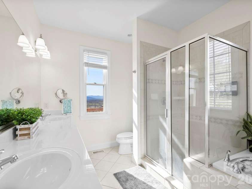 76 Distant View Drive, Asheville, NC 28803.  MLS# CAR4368722, YatesRealty ID 20518. 