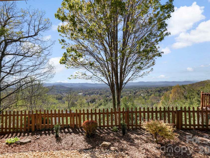 76 Distant View Drive, Asheville, NC 28803.  MLS# CAR4368722, YatesRealty ID 20518. 