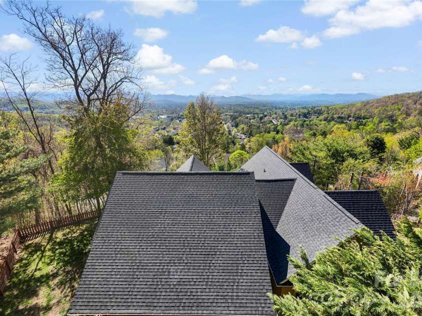 76 Distant View Drive, Asheville, NC 28803.  MLS# CAR4368722, YatesRealty ID 20518. 