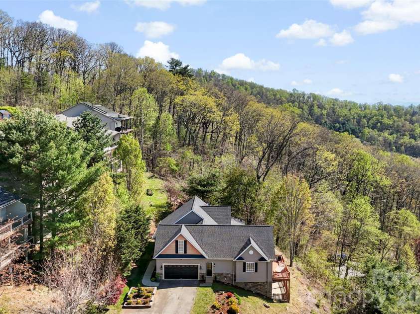 76 Distant View Drive, Asheville, NC 28803.  MLS# CAR4368722, YatesRealty ID 20518. 