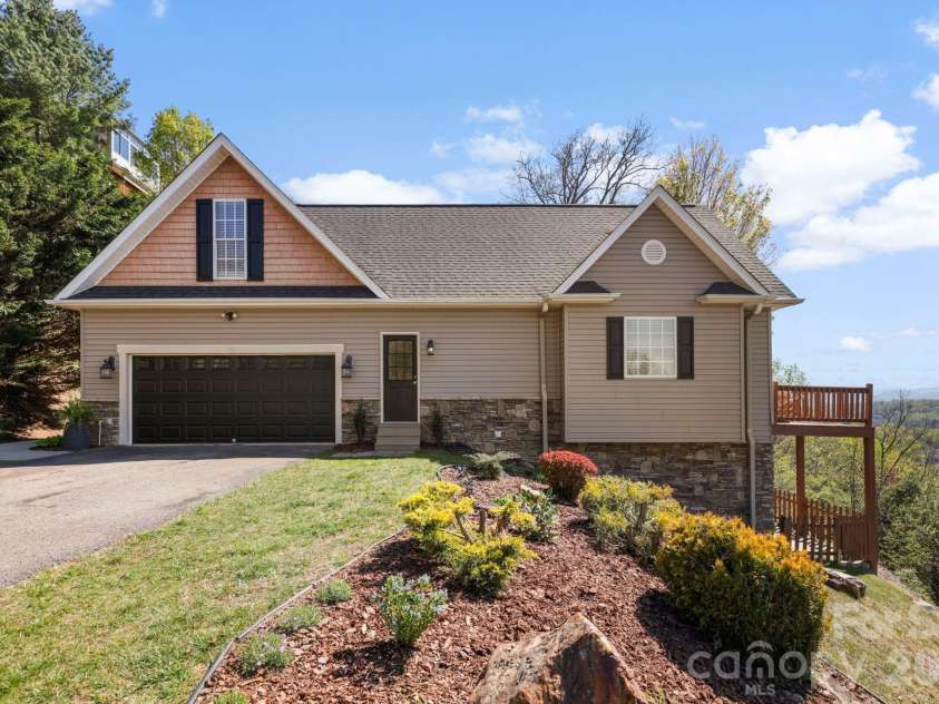 76 Distant View Drive, Asheville, NC 28803.  MLS# CAR4368722, YatesRealty ID 20518. 