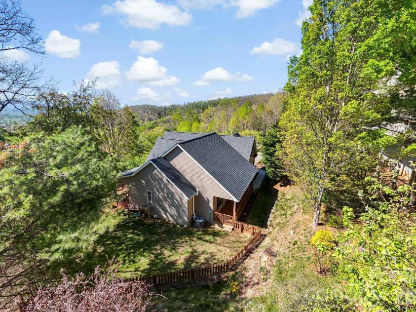 76 Distant View Drive, Asheville, NC 28803.  MLS# CAR4368722, YatesRealty ID 20518. 