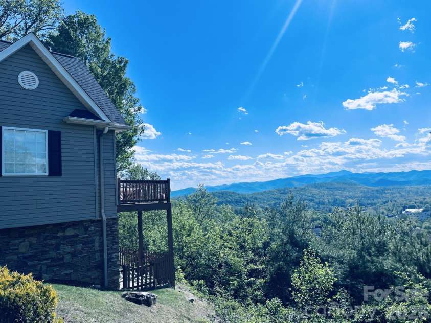 76 Distant View Drive, Asheville, NC 28803.  MLS# CAR4368722, YatesRealty ID 20518. 