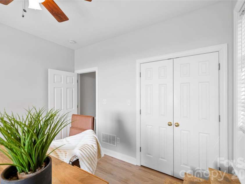 76 Distant View Drive, Asheville, NC 28803.  MLS# CAR4368722, YatesRealty ID 20518. 