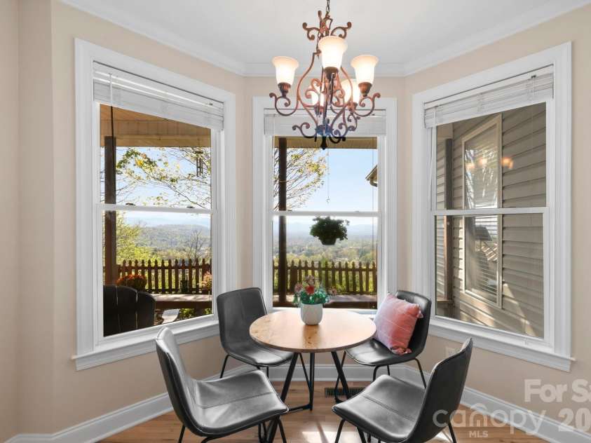 76 Distant View Drive, Asheville, NC 28803.  MLS# CAR4368722, YatesRealty ID 20518. Breakfast Nook