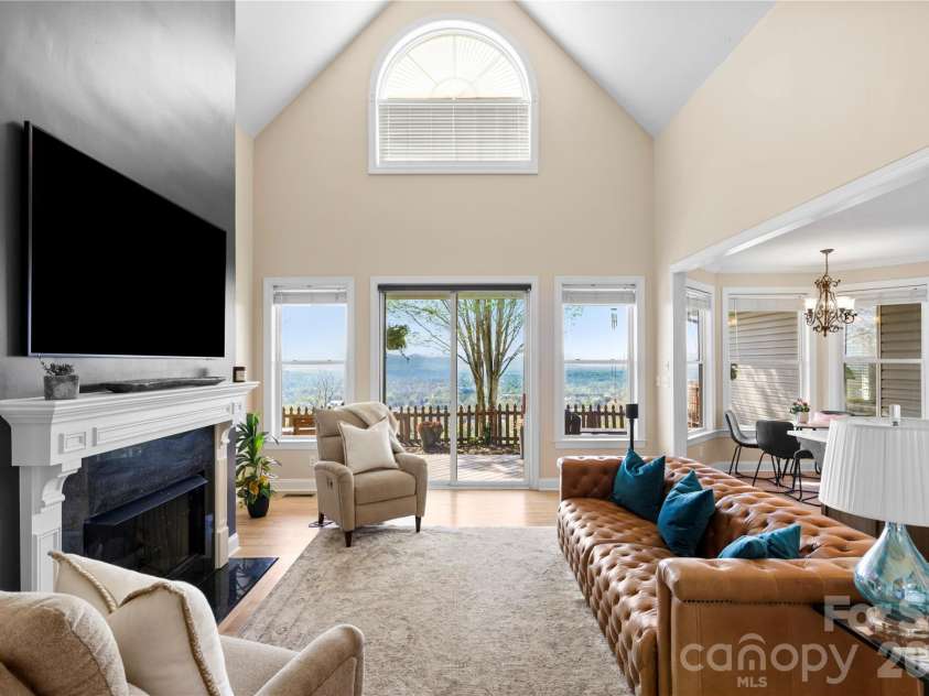 76 Distant View Drive, Asheville, NC 28803.  MLS# CAR4368722, YatesRealty ID 20518. Living Room