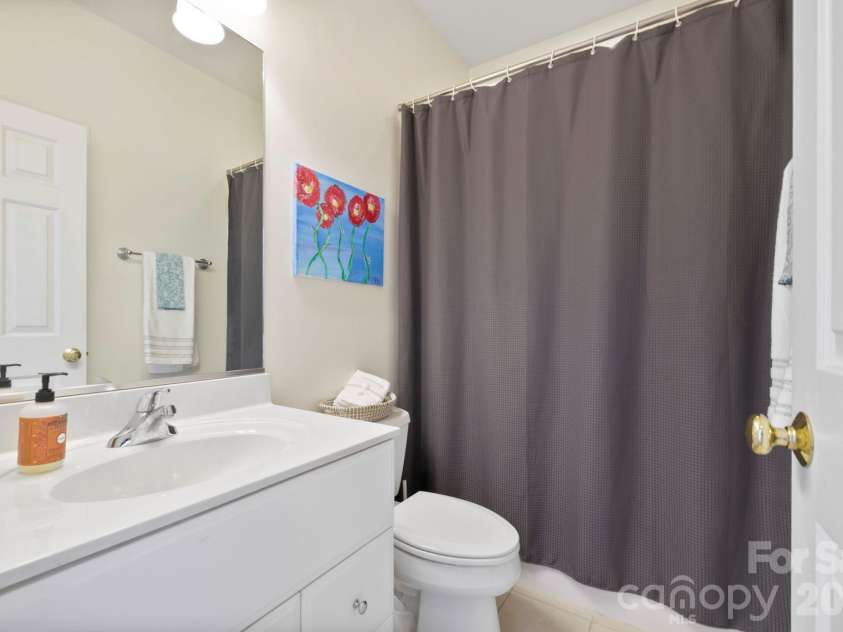 76 Distant View Drive, Asheville, NC 28803.  MLS# CAR4368722, YatesRealty ID 20518. Main Level 2nd Full Bathroom