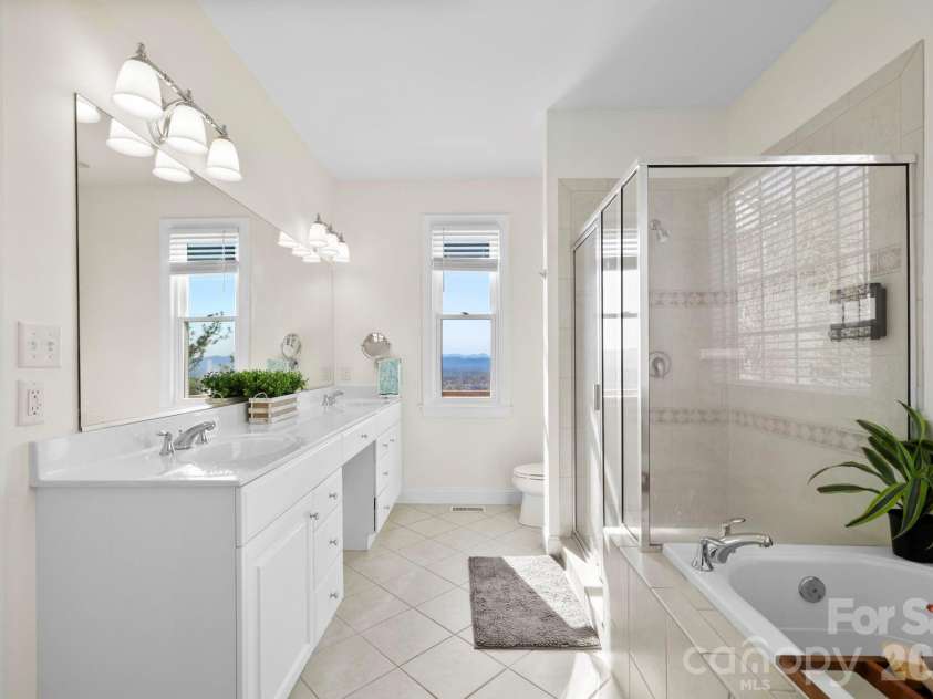 76 Distant View Drive, Asheville, NC 28803.  MLS# CAR4368722, YatesRealty ID 20518. Primary Bathroom