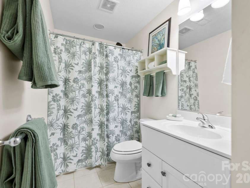 76 Distant View Drive, Asheville, NC 28803.  MLS# CAR4368722, YatesRealty ID 20518. Upper Level Full Bath