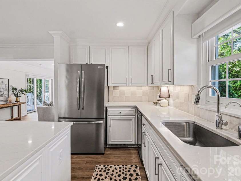 7010 Terrace Drive, Charlotte, NC 28211.  MLS# CAR4358839, YatesRealty ID 20519. Gorgeous Kitchen
