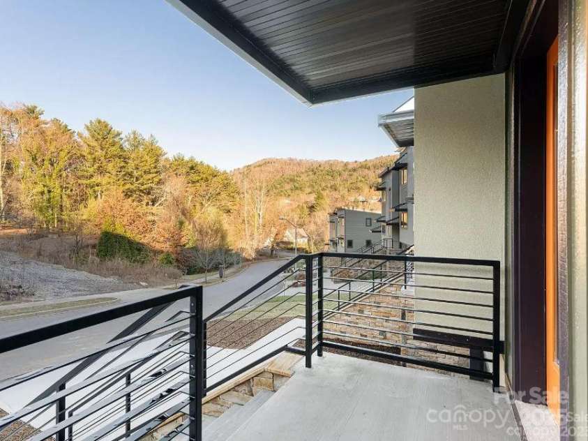 17 Macallan Lane, Asheville, NC 28805.  MLS# CAR4333991, YatesRealty ID 2052. 