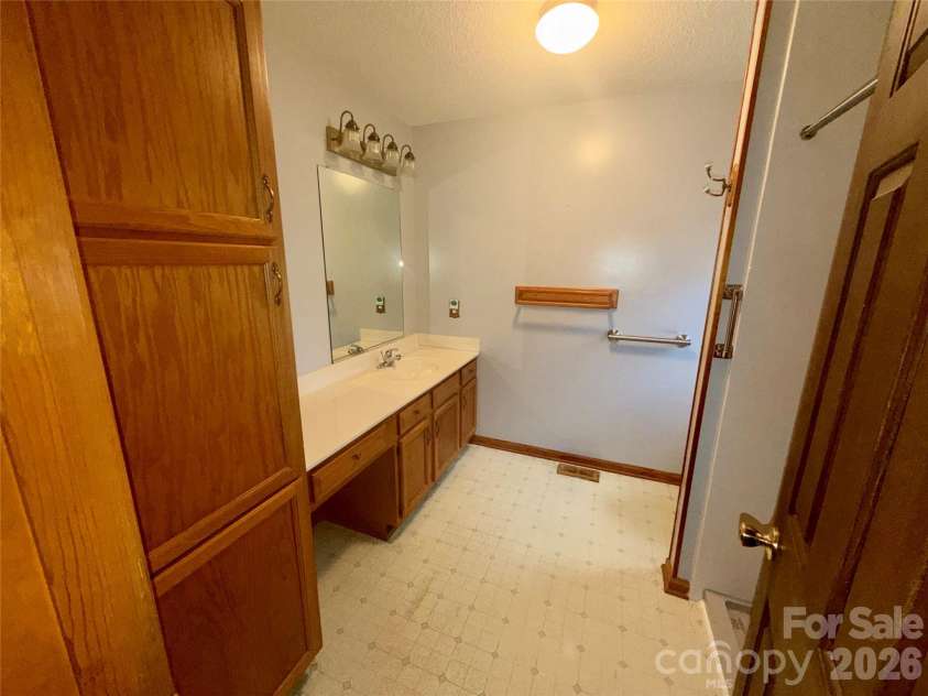208 Hickory Hills Lane, Lexington, NC 27295.  MLS# CAR4347767, YatesRealty ID 2052. 