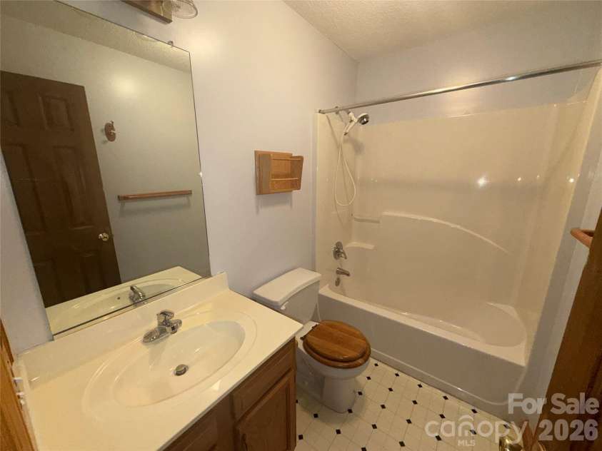 208 Hickory Hills Lane, Lexington, NC 27295.  MLS# CAR4347767, YatesRealty ID 2052. 