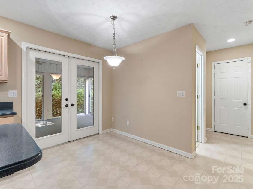18 Westbridge Drive, Hendersonville, NC 28739.  MLS# CAR4261538, YatesRealty ID 20520. 