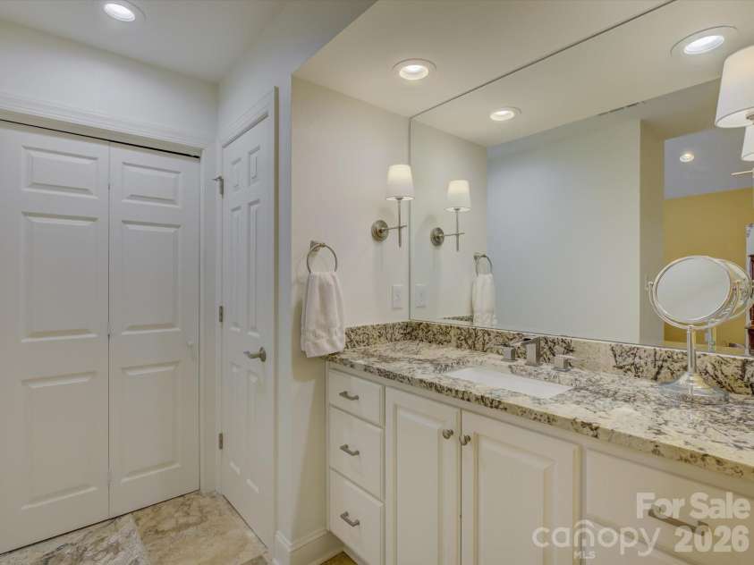 8905 Challis Hill Lane, Charlotte, NC 28226.  MLS# CAR4362815, YatesRealty ID 20522. 