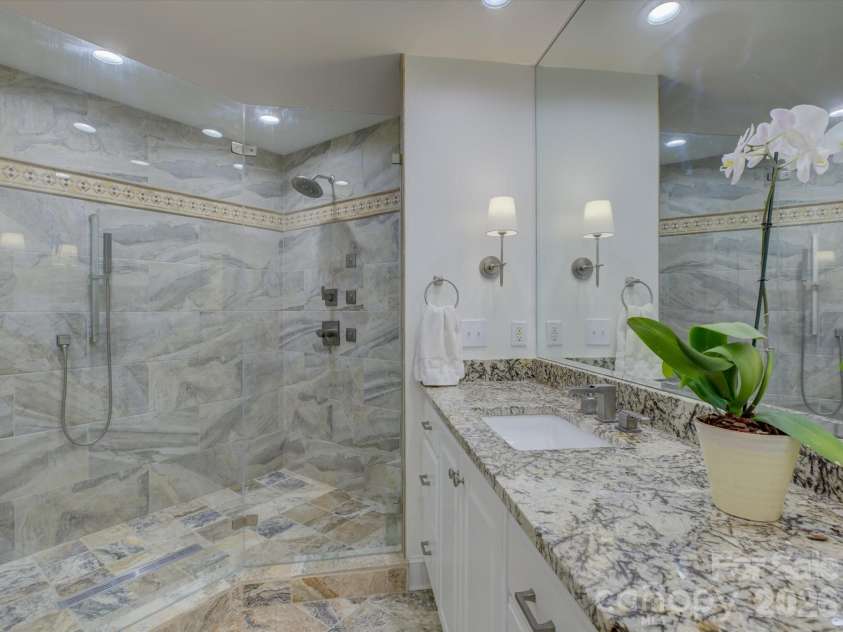 8905 Challis Hill Lane, Charlotte, NC 28226.  MLS# CAR4362815, YatesRealty ID 20522. 