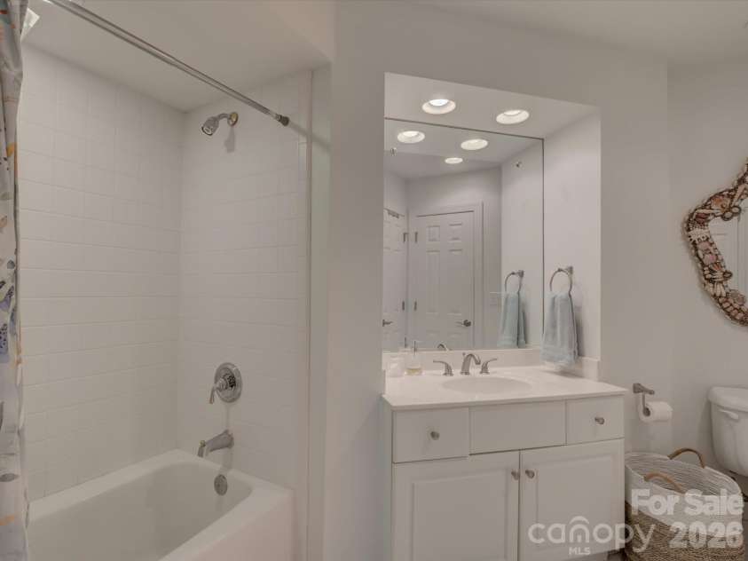 8905 Challis Hill Lane, Charlotte, NC 28226.  MLS# CAR4362815, YatesRealty ID 20522. 