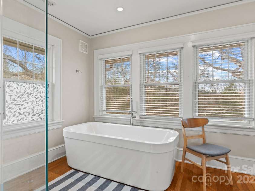5 Chiles Avenue, Asheville, NC 28803.  MLS# CAR4219140, YatesRealty ID 20523. Check Out this Fantastic Soaking Tub!