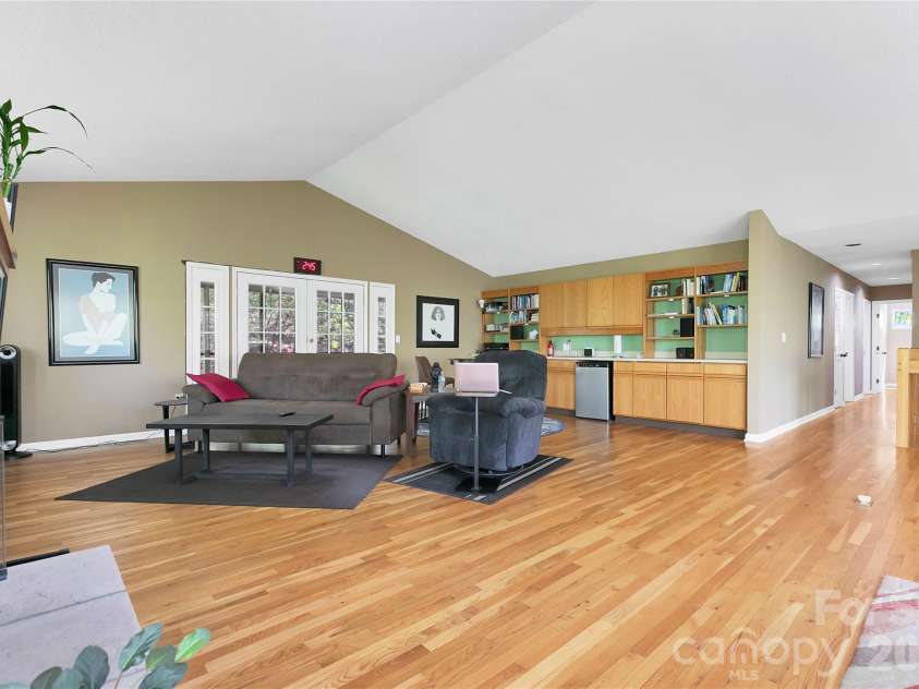 71 Elseetos Drive, Brevard, NC 28712.  MLS# CAR4374968, YatesRealty ID 20524. 