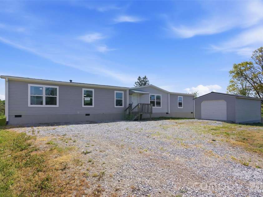 123 Big Oak Road, Hendersonville, NC 28792.  MLS# CAR4372705, YatesRealty ID 20526. 