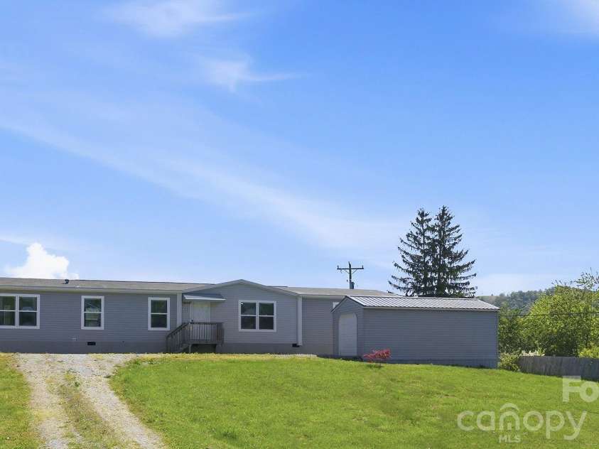 123 Big Oak Road, Hendersonville, NC 28792.  MLS# CAR4372705, YatesRealty ID 20526. 