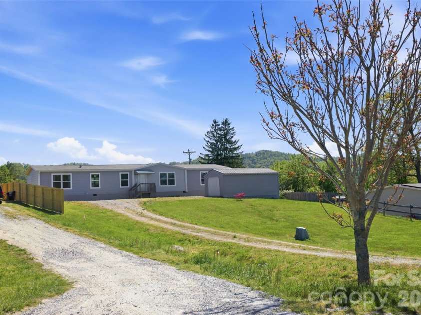 123 Big Oak Road, Hendersonville, NC 28792.  MLS# CAR4372705, YatesRealty ID 20526. 