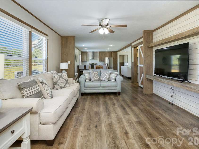 123 Big Oak Road, Hendersonville, NC 28792.  MLS# CAR4372705, YatesRealty ID 20526. 