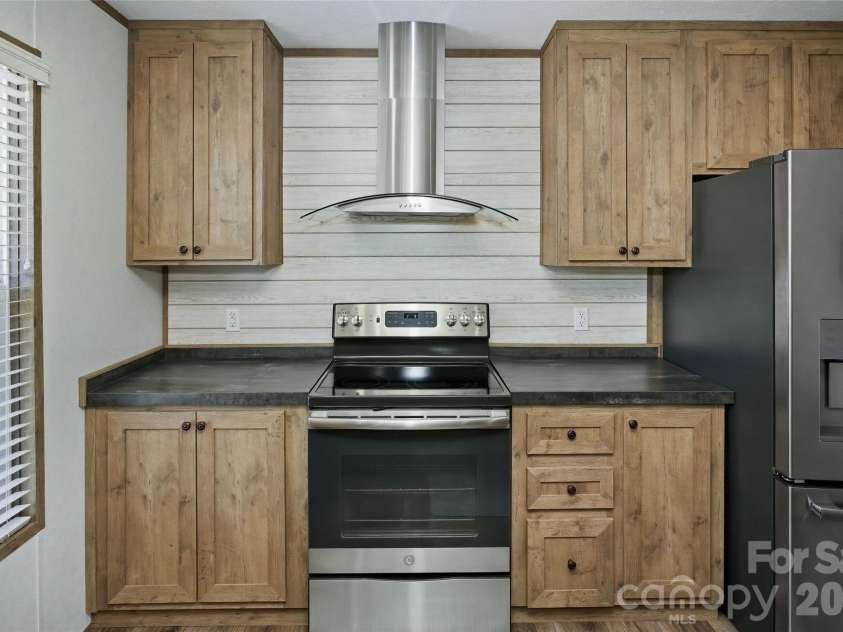 123 Big Oak Road, Hendersonville, NC 28792.  MLS# CAR4372705, YatesRealty ID 20526. 