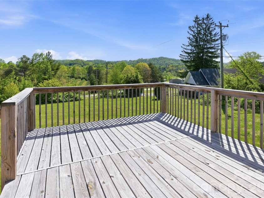 123 Big Oak Road, Hendersonville, NC 28792.  MLS# CAR4372705, YatesRealty ID 20526. 