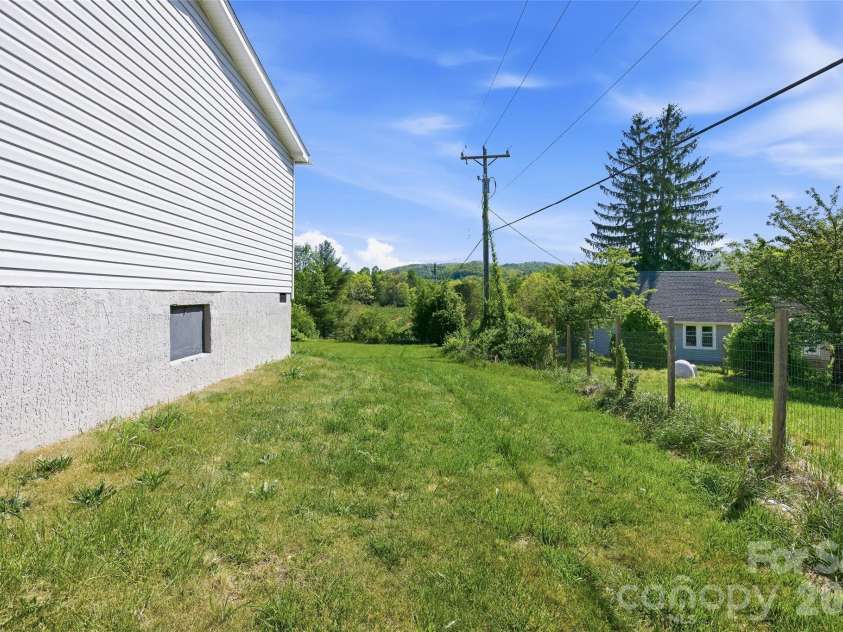 123 Big Oak Road, Hendersonville, NC 28792.  MLS# CAR4372705, YatesRealty ID 20526. 