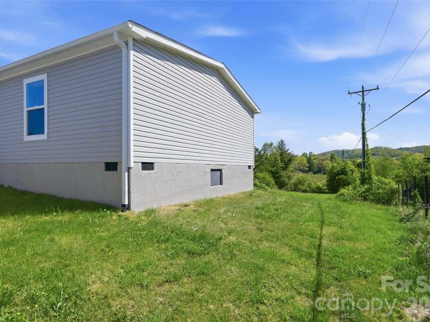 123 Big Oak Road, Hendersonville, NC 28792.  MLS# CAR4372705, YatesRealty ID 20526. 