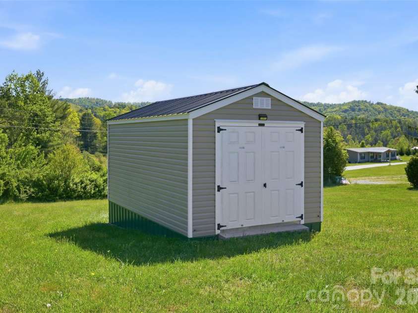 123 Big Oak Road, Hendersonville, NC 28792.  MLS# CAR4372705, YatesRealty ID 20526. 