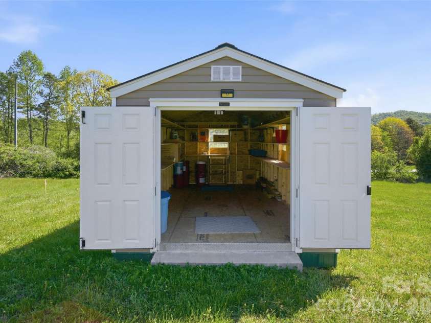 123 Big Oak Road, Hendersonville, NC 28792.  MLS# CAR4372705, YatesRealty ID 20526. 