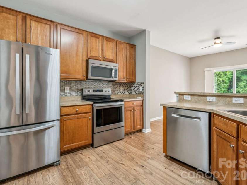 11961 Stratfield Place Circle, Pineville, NC 28134.  MLS# CAR4379455, YatesRealty ID 20527. Kitchen