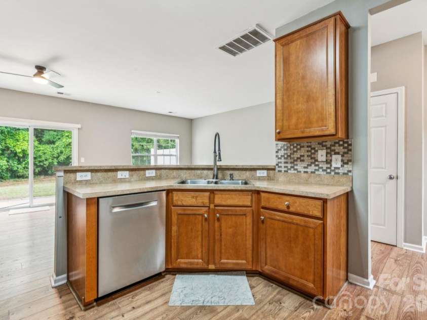 11961 Stratfield Place Circle, Pineville, NC 28134.  MLS# CAR4379455, YatesRealty ID 20527. Kitchen