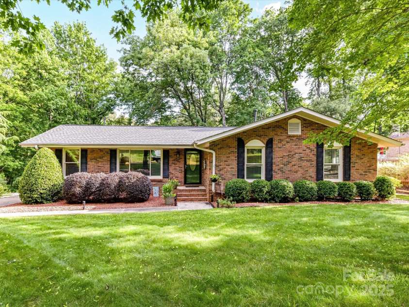 13617 Lake Bluff Drive, Matthews, NC 28105.  MLS# CAR4268309, YatesRealty ID 20529. 