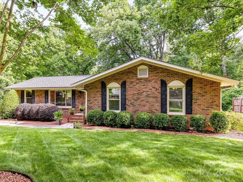 13617 Lake Bluff Drive, Matthews, NC 28105.  MLS# CAR4268309, YatesRealty ID 20529. 