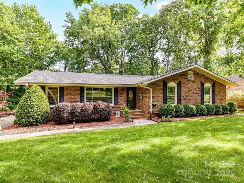 13617 Lake Bluff Drive, Matthews, NC 28105.  MLS# CAR4268309, YatesRealty ID 20529. 