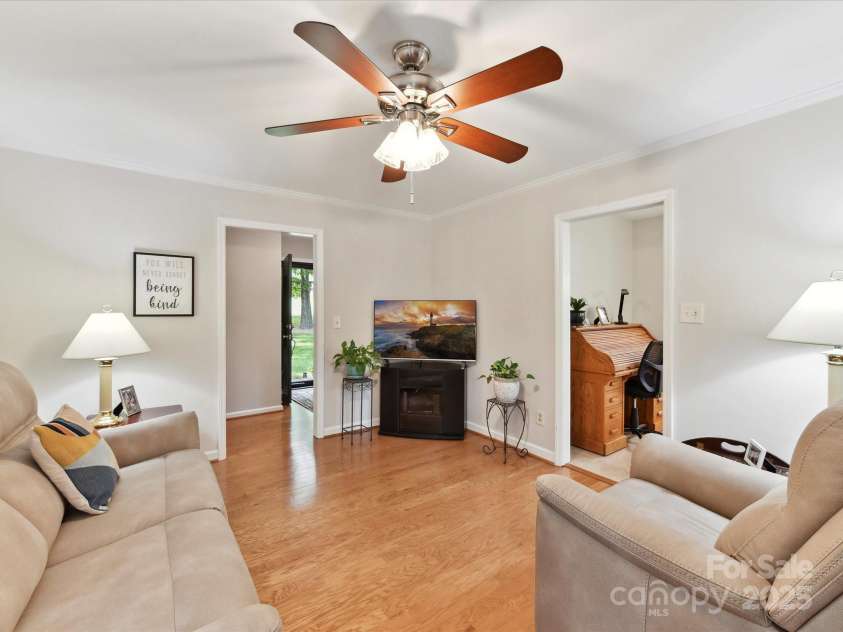 13617 Lake Bluff Drive, Matthews, NC 28105.  MLS# CAR4268309, YatesRealty ID 20529. 