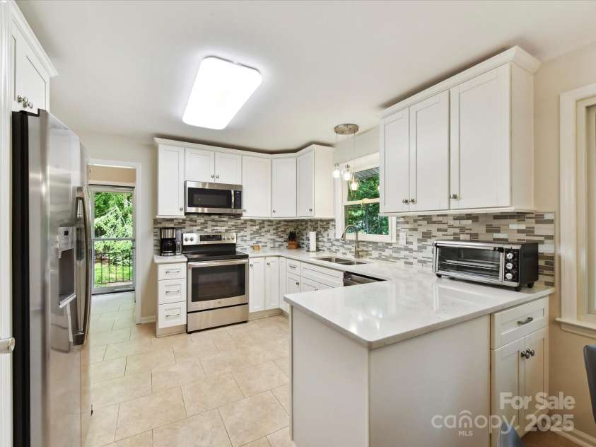 13617 Lake Bluff Drive, Matthews, NC 28105.  MLS# CAR4268309, YatesRealty ID 20529. 